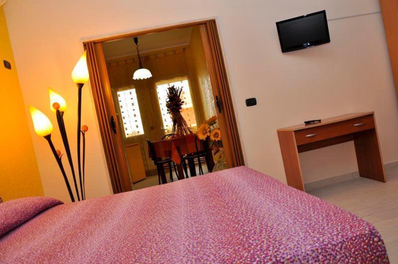 B&B Hollywood - Parcheggio Privato Порто-Чезарео Екстер'єр фото