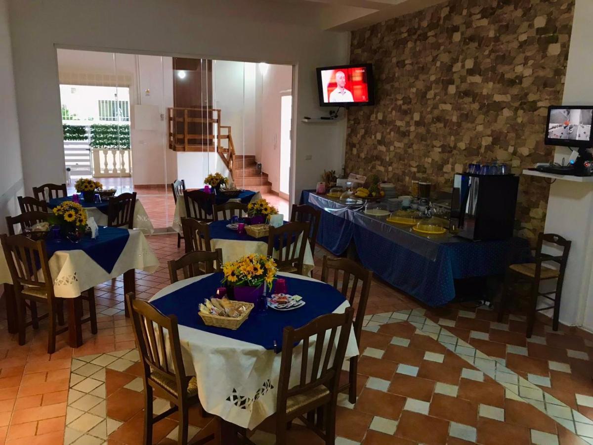 B&B Hollywood - Parcheggio Privato Порто-Чезарео Екстер'єр фото
